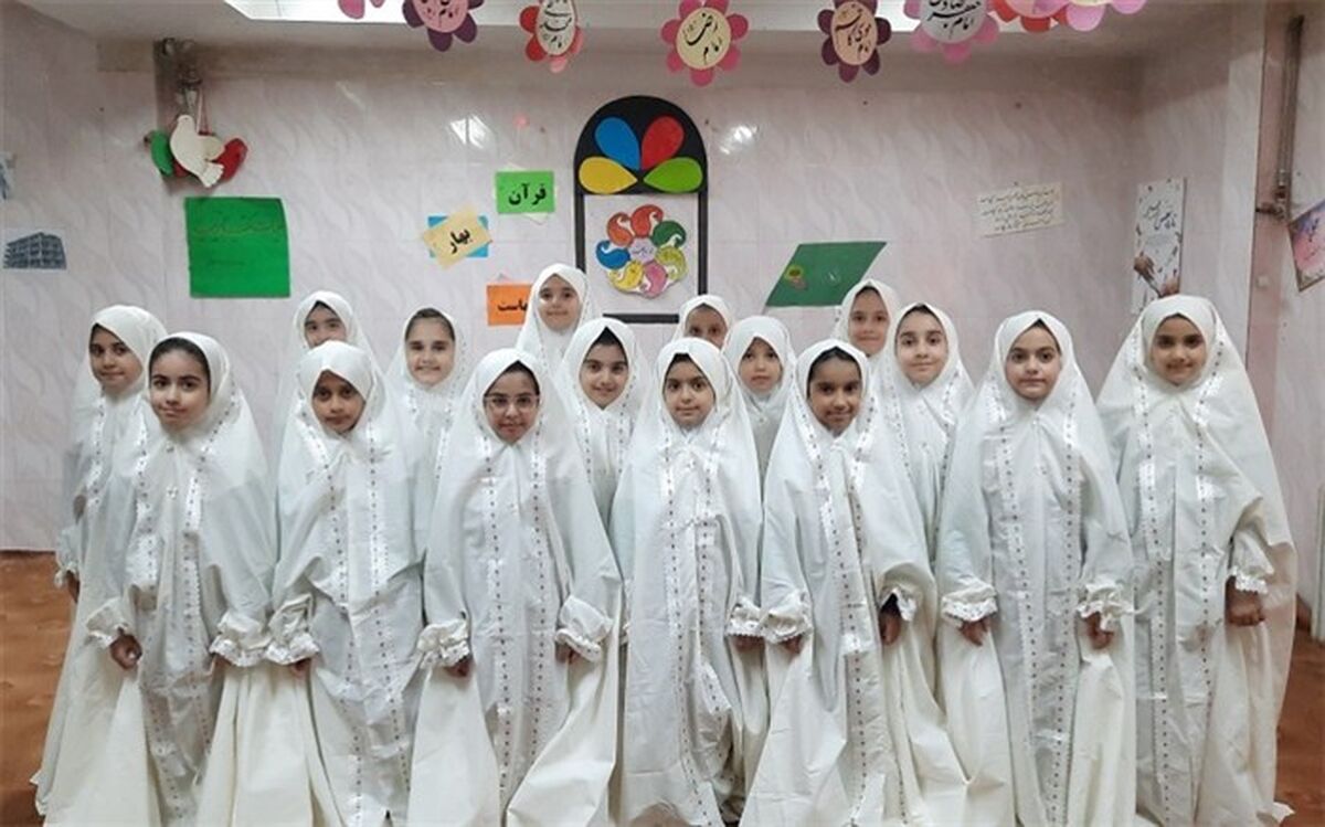 اجرای احساسی سرود روزه‌اولی‌ها توسط دانش‌آموزان دبستان دخترانه سما یک  رودهن/فیلم