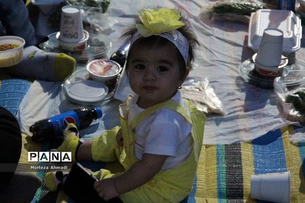 سفره افطاری شب‌قدر در دبستان ام البنین(س) یک ری