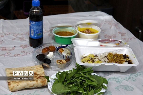 سفره افطاری شب‌قدر در دبستان ام البنین(س) یک ری