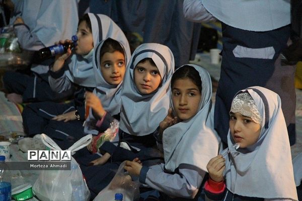 سفره افطاری شب‌قدر در دبستان ام البنین(س) یک ری