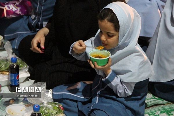 سفره افطاری شب‌قدر در دبستان ام البنین(س) یک ری