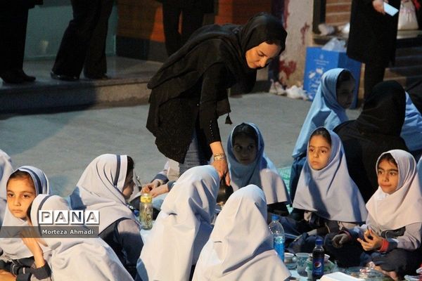 سفره افطاری شب‌قدر در دبستان ام البنین(س) یک ری