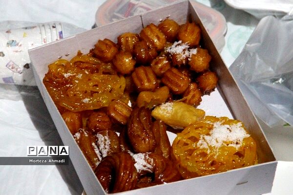 سفره افطاری شب‌قدر در دبستان ام البنین(س) یک ری
