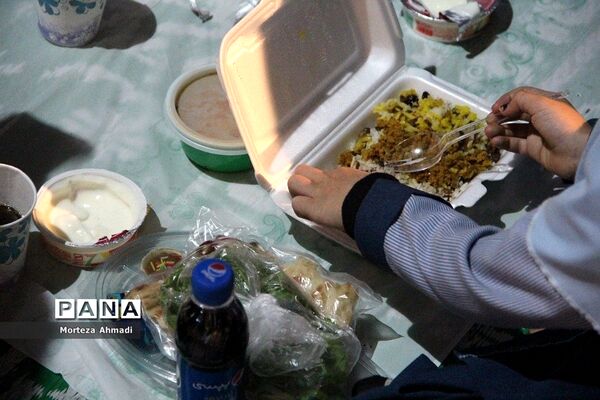 سفره افطاری شب‌قدر در دبستان ام البنین(س) یک ری