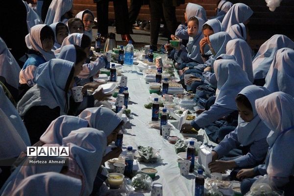 سفره افطاری شب‌قدر در دبستان ام البنین(س) یک ری