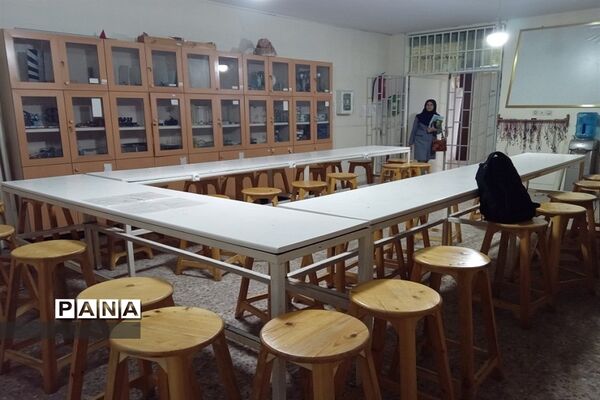 بازدید دانش‌آموزان دبیرستان باهنر ناحیه دو کرج از مجهزترین آزمایشگاه این منطقه