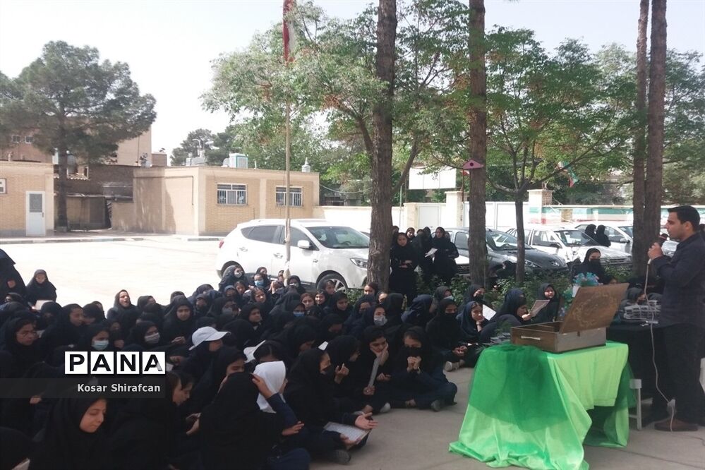 گرامیداشت لیالی قدر در دبیرستان حضرت زینب کاشمر
