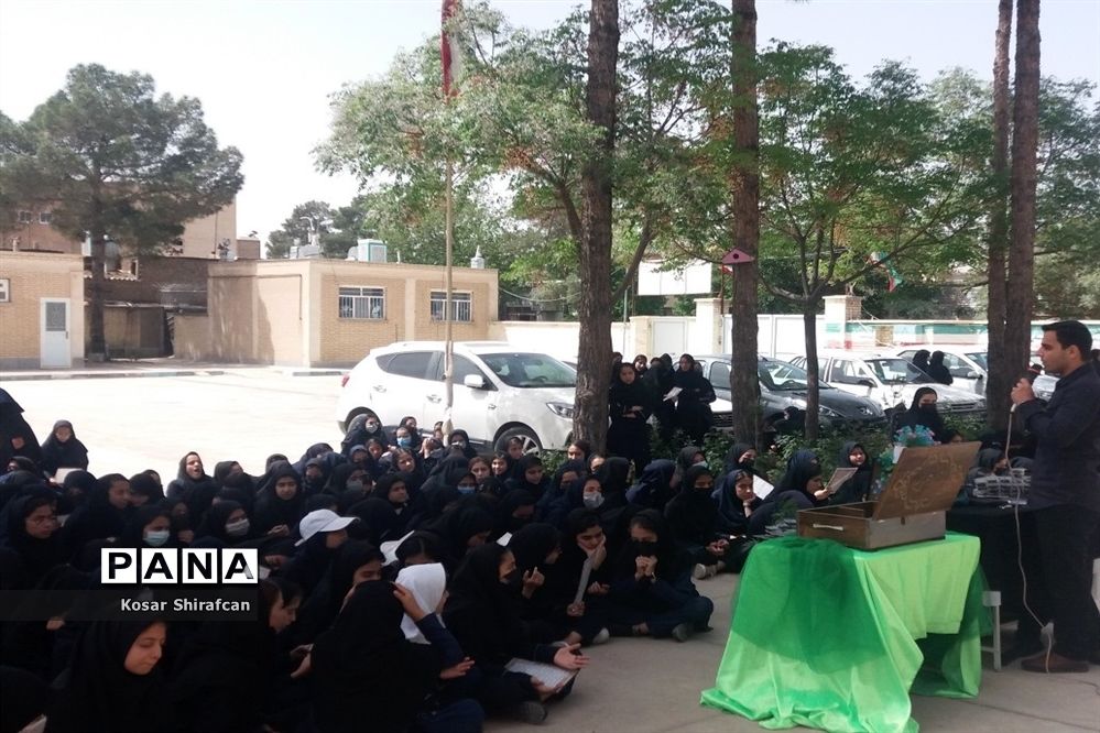 گرامیداشت لیالی قدر در دبیرستان حضرت زینب کاشمر