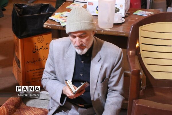 نیایش عاشقانه زائران شهدای گمنام در سومین شب قدر