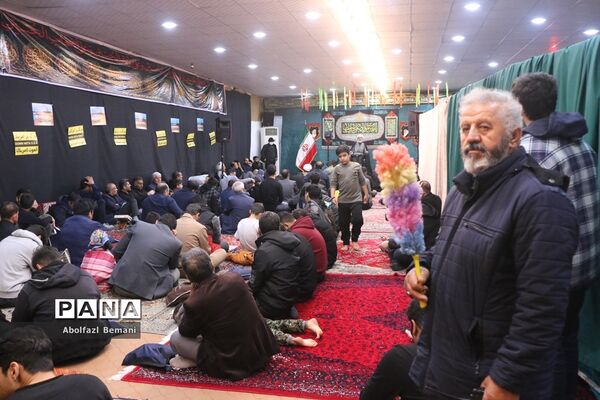 نیایش عاشقانه زائران شهدای گمنام در سومین شب قدر