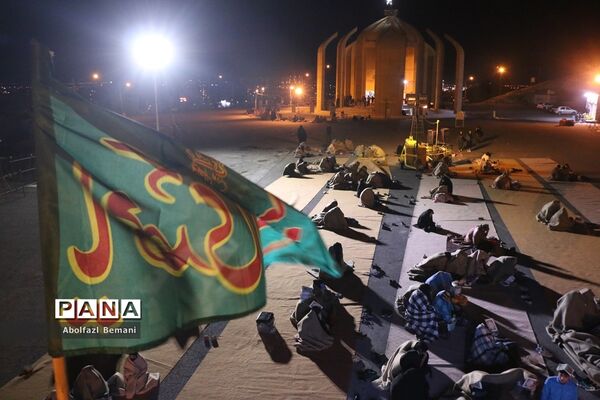 نیایش عاشقانه زائران شهدای گمنام در سومین شب قدر