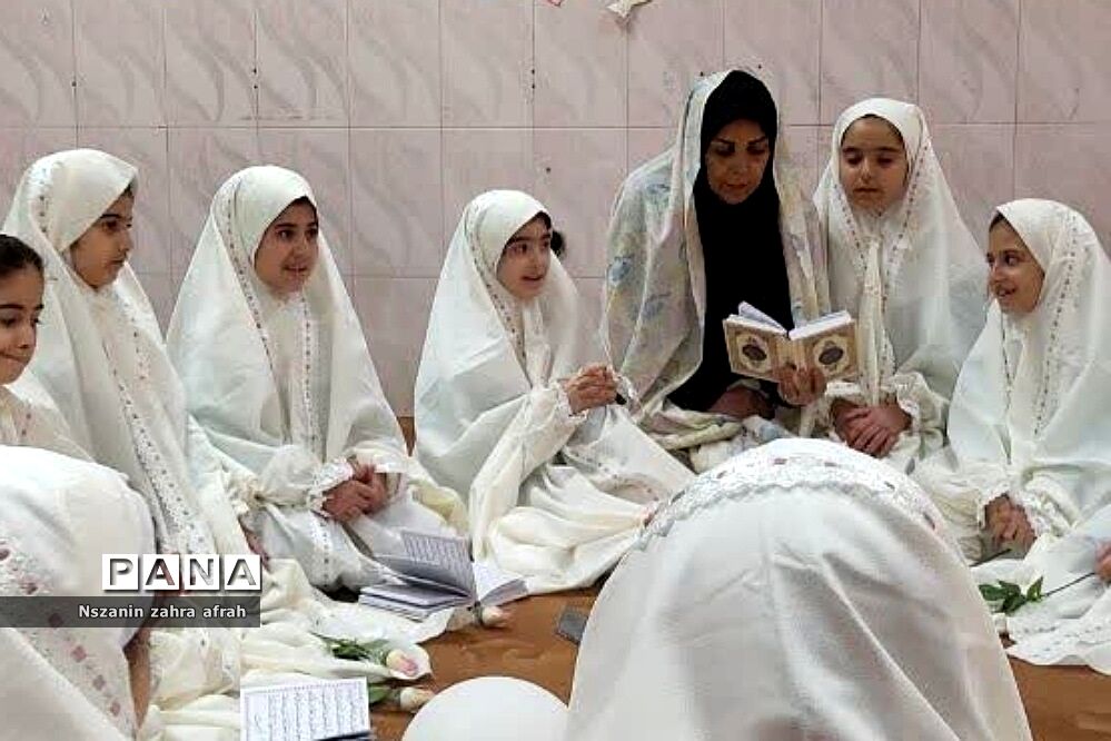 محفل انس با قرآن ویژه ماه مبارک رمضان در دبستان دخترانه سما یک رودهن
