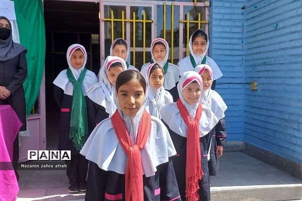 اجرای هماهنگ سرود روزه‌اولی‌ها در میان دانش‌آموزان نومکلف رودهن