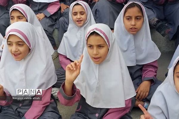 اجرای هماهنگ سرود روزه‌اولی‌ها در میان دانش‌آموزان نومکلف رودهن
