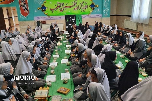 محفل انس با قرآن ویژه روزه اولی‌ها در مدرسه آیت‌الله خامنه‌ای قرچک