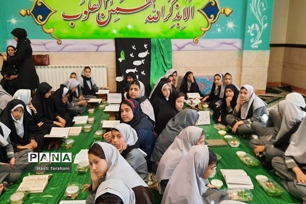 محفل انس با قرآن ویژه روزه اولی‌ها در مدرسه آیت‌الله خامنه‌ای قرچک