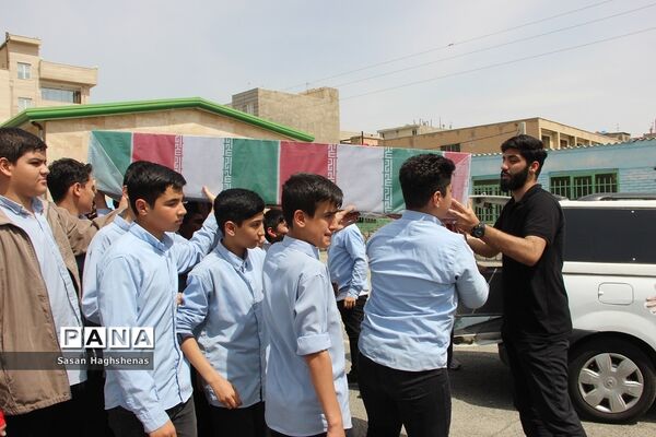تجدید بیعت دانش‌آموزان شهرستان اسلامشهر با آرمان‌های شهدای هشت سال دفاع مقدس