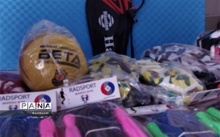 توزیع لوازم و تجهیزات ورزشی برای مدارس کم‌برخوردار منطقه ۱۳