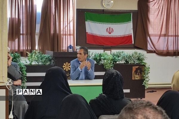 سمینار هدایت تحصیلی دانش‌آموزان پایه نهم مدرسه شهید بهشتی رودهن با اولیا