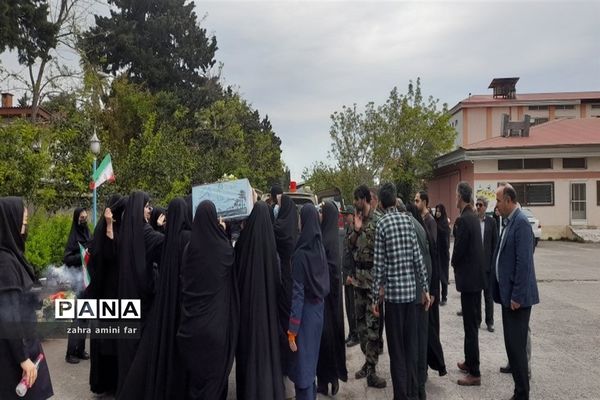 تشییع پیکر شهدا توسط دانش‌آموزان شهرستان نور