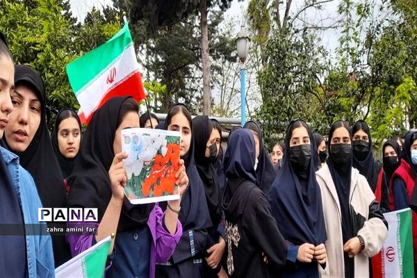 تشییع پیکر شهدا توسط دانش‌آموزان شهرستان نور