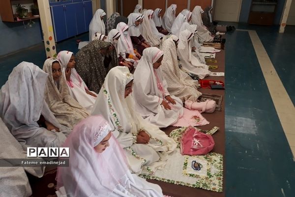 برگزاری آخرین نماز جماعت دبستان حضرت زهرا ۲ رودهن در ماه مبارک رمضان