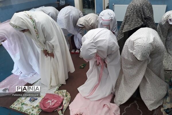 برگزاری آخرین نماز جماعت دبستان حضرت زهرا ۲ رودهن در ماه مبارک رمضان