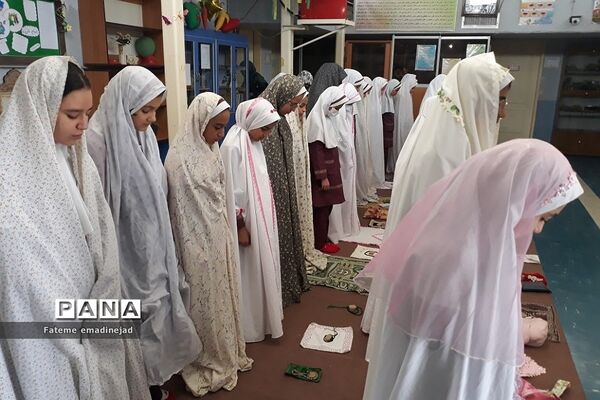 برگزاری آخرین نماز جماعت دبستان حضرت زهرا ۲ رودهن در ماه مبارک رمضان