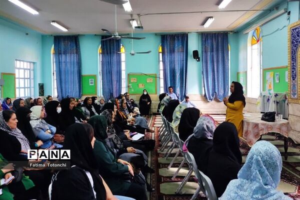 برگزاری کارگاه آموزش خانواده با موضوع پیشگیری از آسیب‌های فضای مجازی در دبستان بعثت ناحیه 3 شیراز