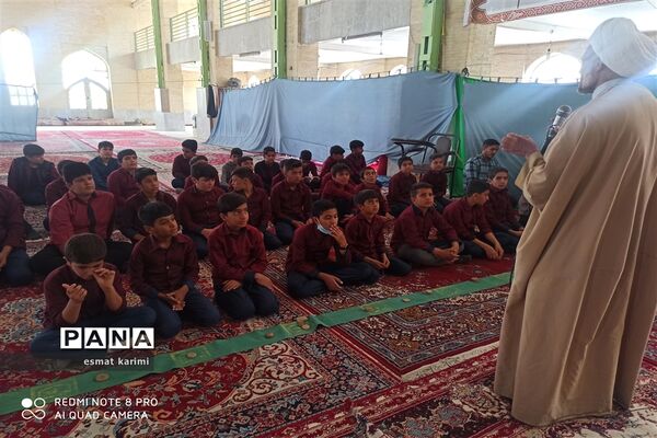 شرکت دانش‌آموزان مدرسه جیحون خاتم در نماز جماعت مسجد مجاور مدرسه
