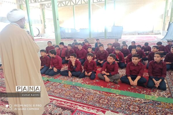 شرکت دانش‌آموزان مدرسه جیحون خاتم در نماز جماعت مسجد مجاور مدرسه