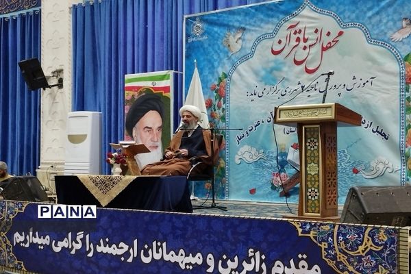 تجلیل ازدانش‌آموزان برتر مسابقات قرآن، عترت و نماز مدارس ناحیه 2 شهرری