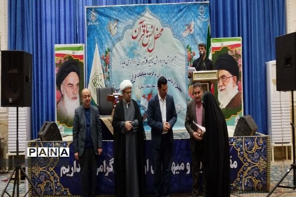 تجلیل ازدانش‌آموزان برتر مسابقات قرآن، عترت و نماز مدارس ناحیه 2 شهرری