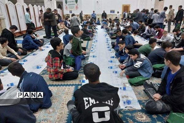 تجلیل ازدانش‌آموزان برتر مسابقات قرآن، عترت و نماز مدارس ناحیه 2 شهرری