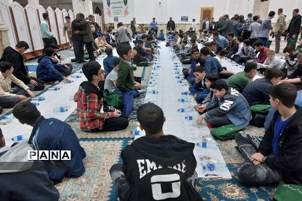 تجلیل ازدانش‌آموزان برتر مسابقات قرآن، عترت و نماز مدارس ناحیه 2 شهرری