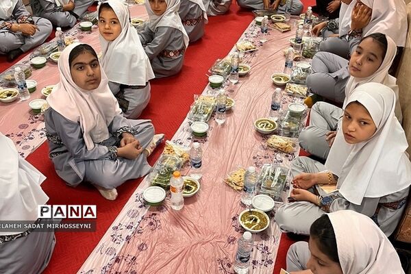 برگزاری مراسم افطاری دانش‌آموزی در دبستان دخترانه ایثار۳  فشافویه