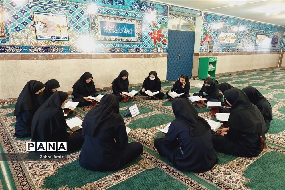 برگزاری محفل انس با قرآن‌کریم در دبیرستان توحید شهرستان رباط‌کریم