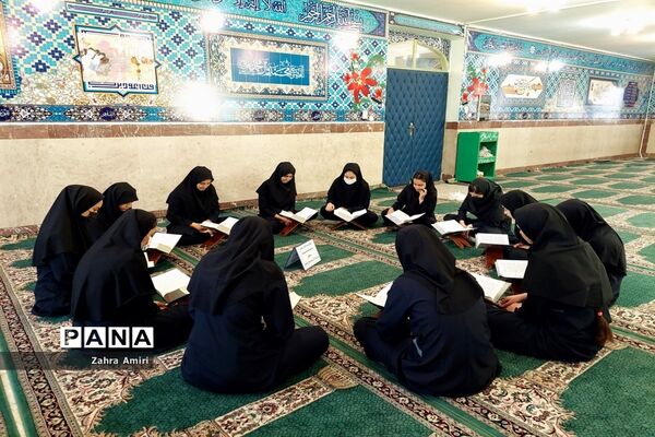 برگزاری محفل انس با قرآن‌کریم در دبیرستان توحید شهرستان رباط‌کریم