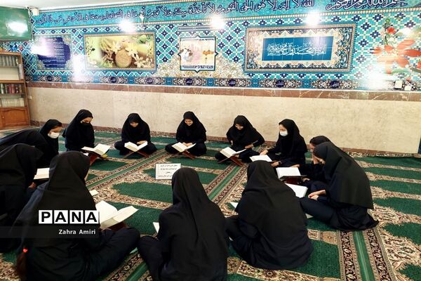 برگزاری محفل انس با قرآن‌کریم در دبیرستان توحید شهرستان رباط‌کریم