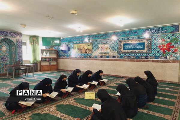 برگزاری محفل انس با قرآن‌کریم در دبیرستان توحید شهرستان رباط‌کریم