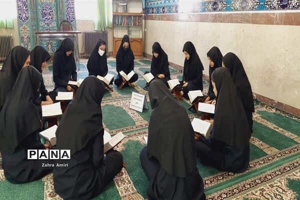 برگزاری محفل انس با قرآن‌کریم در دبیرستان توحید شهرستان رباط‌کریم