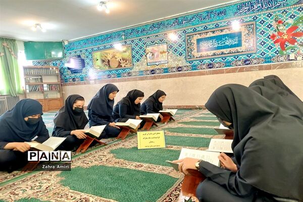 برگزاری محفل انس با قرآن‌کریم در دبیرستان توحید شهرستان رباط‌کریم