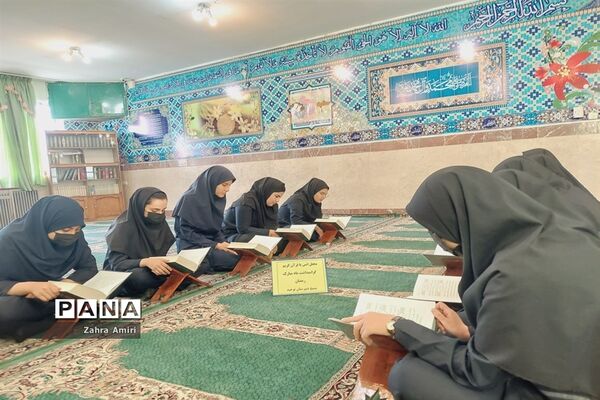 برگزاری محفل انس با قرآن‌کریم در دبیرستان توحید شهرستان رباط‌کریم