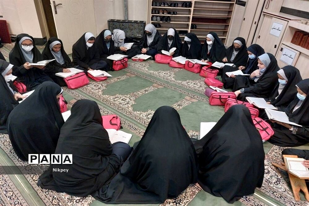 شرکت دانش‌آموزان منطقه ۱۳ در محفل انس با قرآن مسجد بقیة الله