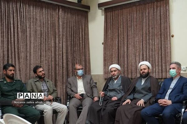 نشست صمیمی مدیران و معاونان پرورشی مدارس در دفتر امام جمعه رودهن