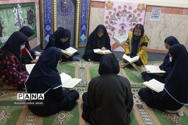 محفل انس با قرآن در مدارس متوسطه دخترانه رودهن در ماه رمضان