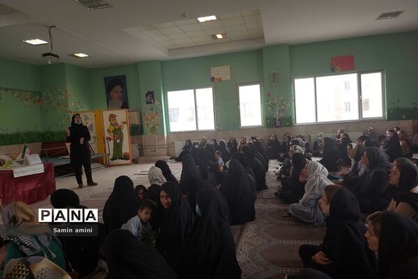 جلسه آموزش خانواده پیرامون هوش هیجانی در دبستان‌حضرت زینب(س) رودهن