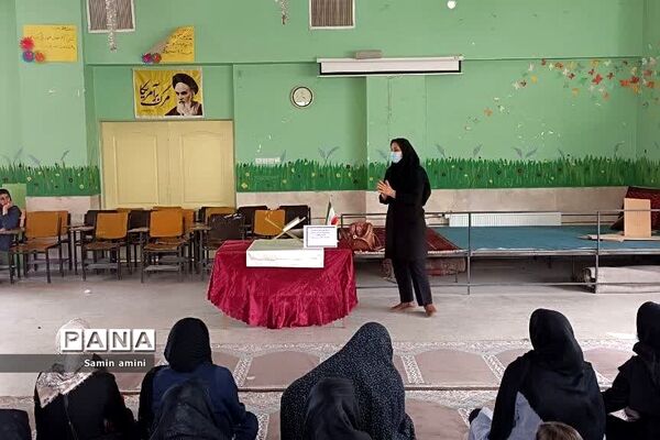 جلسه آموزش خانواده پیرامون هوش هیجانی در دبستان‌حضرت زینب(س) رودهن