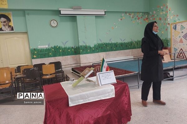 جلسه آموزش خانواده پیرامون هوش هیجانی در دبستان‌حضرت زینب(س) رودهن