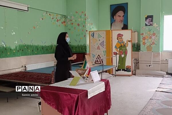 جلسه آموزش خانواده پیرامون هوش هیجانی در دبستان‌حضرت زینب(س) رودهن